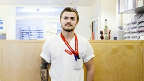 Bildet viser Lasse Johan Thue ved skranken til avdeling for blodsykdommer på Rikshospitalet i Oslo.