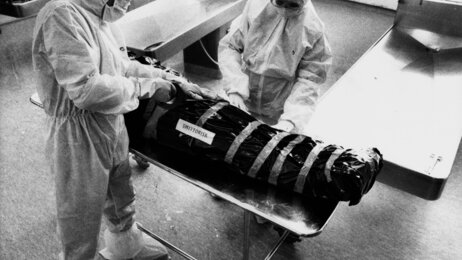 Bildet viser hvordan døde aids-pasienter ble behandlet i Sverige i 1987. Kroppen ble påført formalin og pakket i plast. Liket ble merket med «smitterisiko».