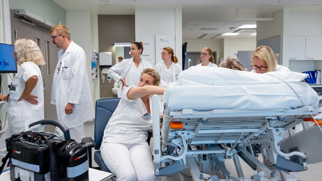 Bilde viser hektisk personell på akuttmottak