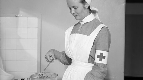 Bilde av sykepleier som steriliserer utstyr