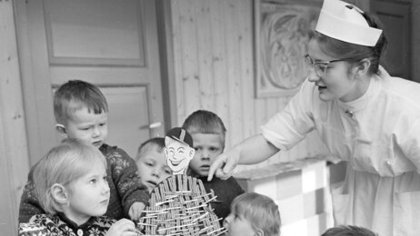 Bilde av barnepleierske