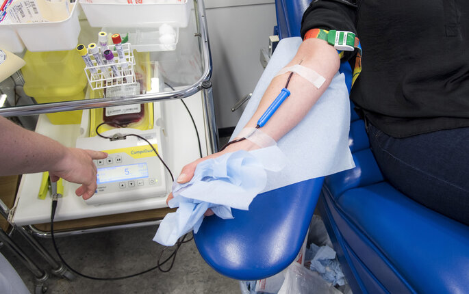 Bildet viser en blodgiver