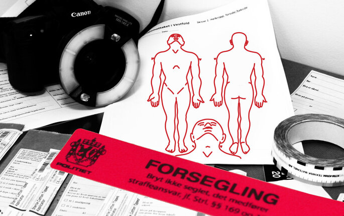 Bildet viser et kamera og utstyr i forbindelse med sporsikring ved overgrep