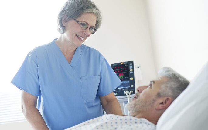 En sykepleier snakker med en pasient