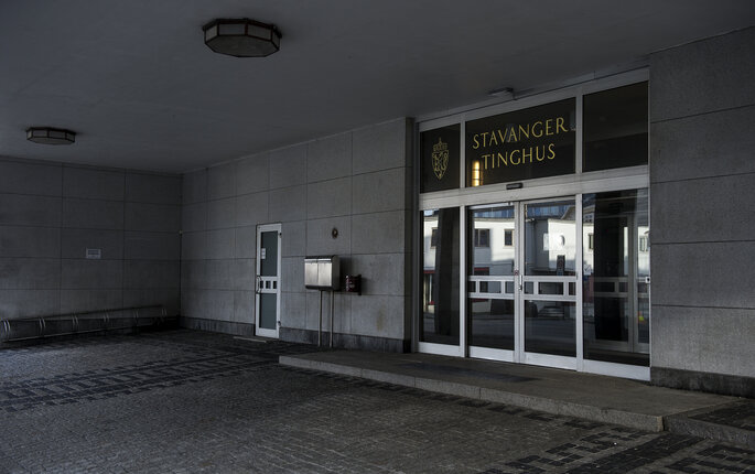 Bildet viser en inngangsdør til Stavanger tinghus