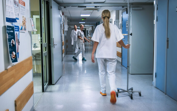 Bildet viser sykepleier i korridor