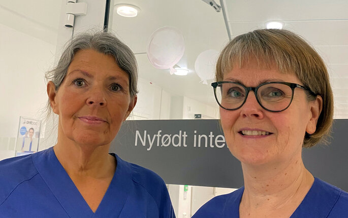 Bildet viser spesialsykepleierne Hanne Høyvik og Lillian Vedvik  