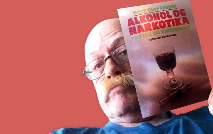 Bildet viser Ola Bog som holder opp coveret på en bok om alkohol og narkotika