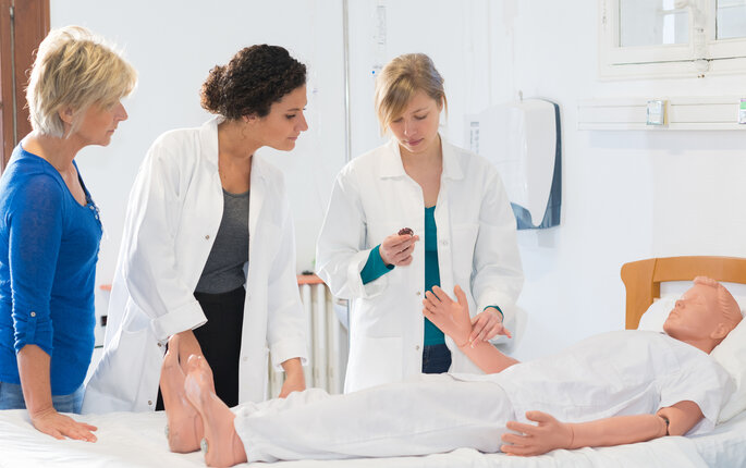 Bildet viser sykepleierstudenter som har simulering