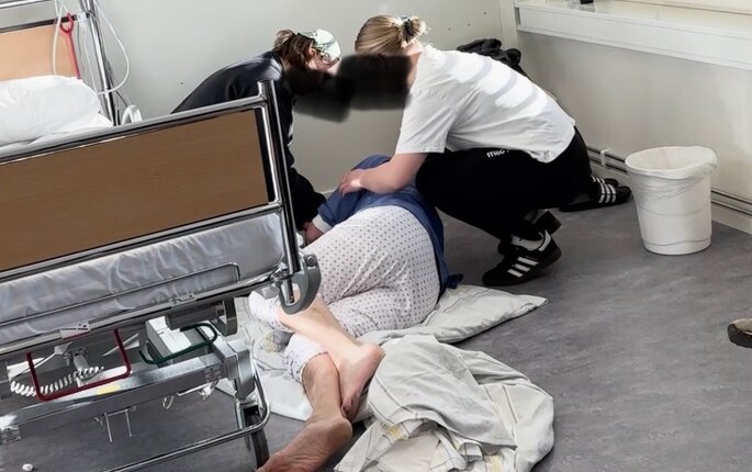 Bildet viser sykepleiestudenter som øver på livreddende tiltak i akutte scenarioer