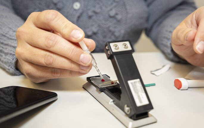 Bildet viser blodprøve-utstyr man kan bruke til hjemmetesting