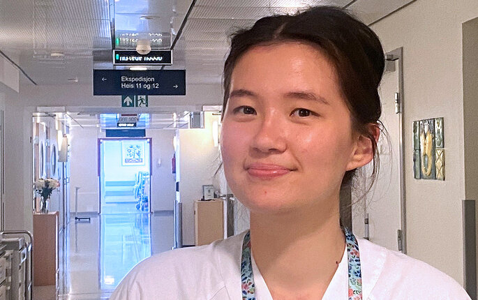 Bildet viser Kine Kendel på jobb som sykepleier