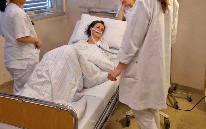 Bildet viser sykepleiere som simulerer
