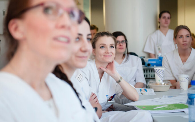 Bildet viser sykepleierstudenter