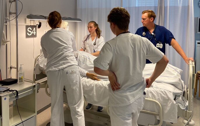 Bildet viser studenter og veiledere i en simuleringssituasjon