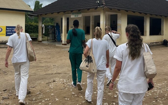 Bildet viser sykepleierstudenter som har praksisopphold i Tanzania