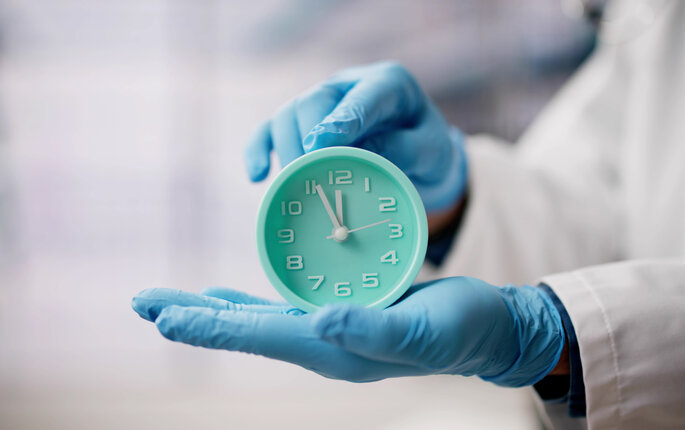 bilde av klokke og gummihansker