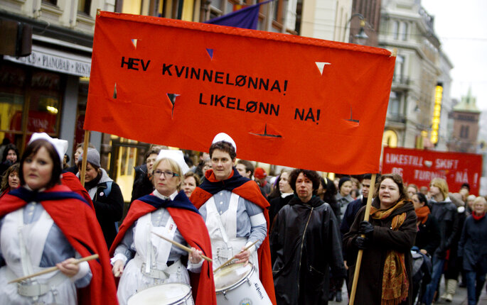 Bilde fra 8. mars-tog i 2008 med sykepleiernes trommekorps 