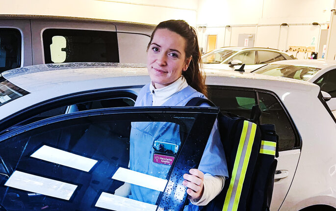 Bildet viser Henriette Anzjøen på jobb og på vei inn i en bil.