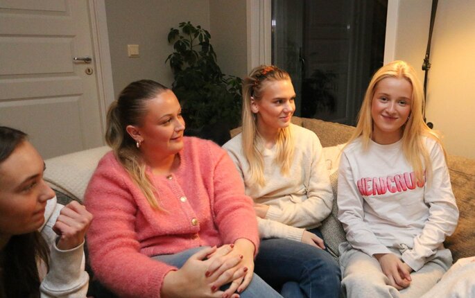 Bildet viser Alva Huss-Brøste (til høyre) og vennene Ingvild Hagness (til venstre), Jenny Marie Grant Halvorsen og Sofie Barø Torp