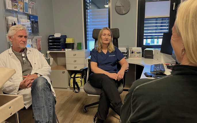 Fastlege Holgeir Skjeie og sykepleier Sissel Høgeli fører en avsluttende samtale med pasienter som har vært behandlet av henne. De håper sykepleierne på legesentre igjen får egne takster.