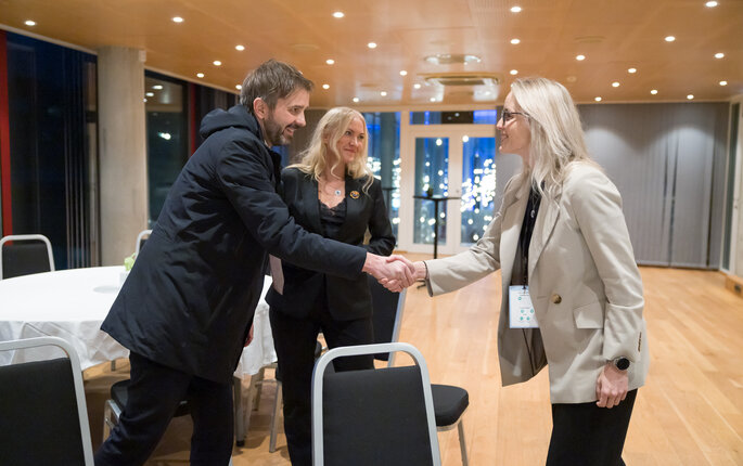 Bilde av helseministeren, NSF-lederen og Kine Myhre-Nilsen