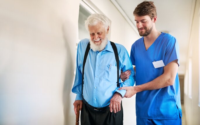 Bildet viser en mannlig sykepleierstudent i praksis