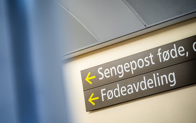 Bildet viser et skilt mot fødeavdelingen på Rikshospitalet.