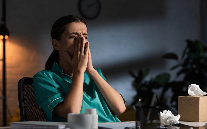 Bilde av sliten sykepleier