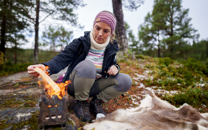 Karen Bjørk som tenner bål Karen Bjørk som tenner bål