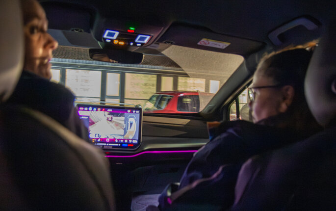 Cecilie og Vanja som kjører