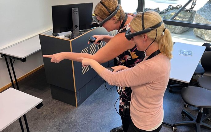 Bildet viser to jordmorstudenter som bruker MR-briller