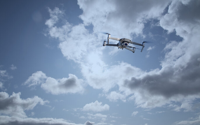 Bildet viser en drone.