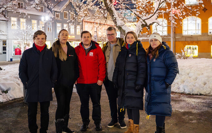 PROTEST I NORD: Fra venstre; Henrik Gaup (Akademikerne), Maika Soleng (Fagforbundet/LO), Torleif Nordbakk (LO), Erling Mickal Solvang (Delta/YS), Kathrine Aursand (UDF/UNIO) og Linda Therese Norrie (NSF/UNIO). Foto: UNIO