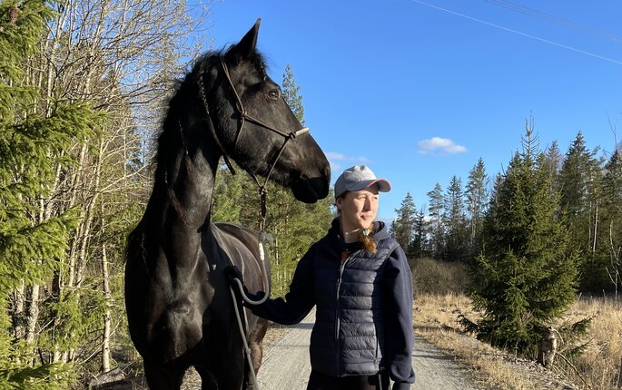 Bildet viser Maria-Cecilie Husby sammen med hest og hund Bildet viser Maria-Cecilie Husby sammen med hest og hund