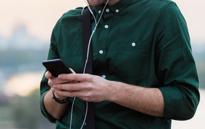 bilde av mann som leser på mobilen