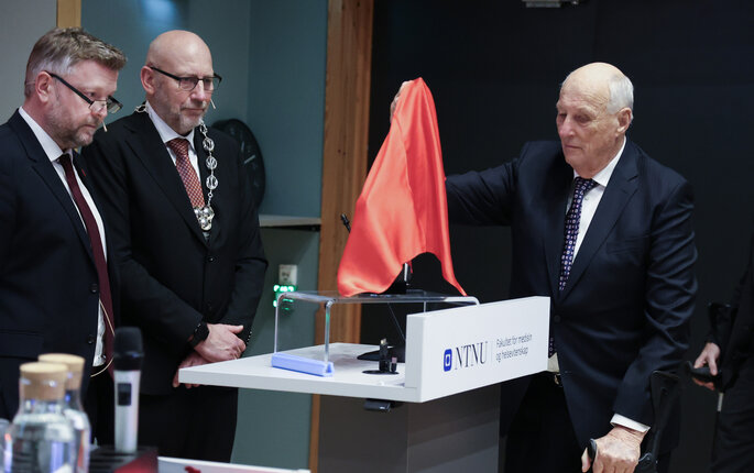 Kong Harald er til stede ved åpningen av Nasjonalforeningens demensforskningssenter i Trondheim. Her sammen med Tor Grande, rektor ved NTNU og Generalssekretær i Nasjonalforeningen for folkehelsen Bo Gleditsch t.v.