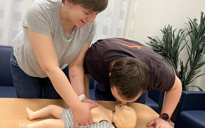 Bildet viser de nybakte foreldrene Kaisa Anna Wulff Sæther og Iver Andras Øistad som øver på hjerte-lunge-redning på en babydokke