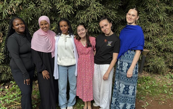 Bildet viser norske sykepleierstudenter som er på utveksling i Uganda