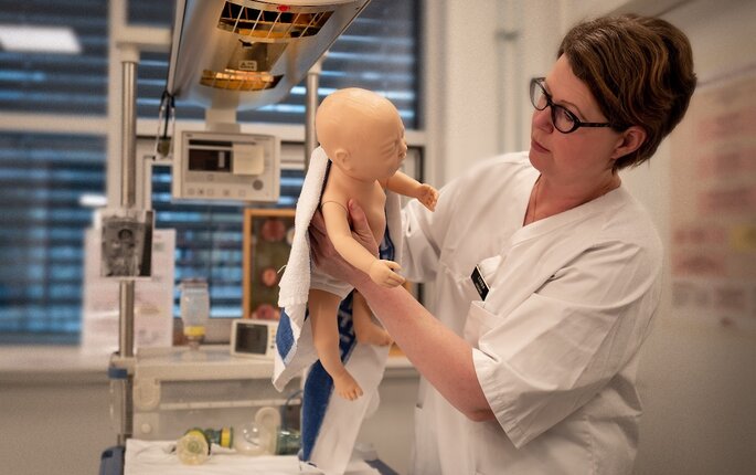 Bildet viser jordmor Linda Ljungblad i gang med nyfødtresuscitering på en dokke