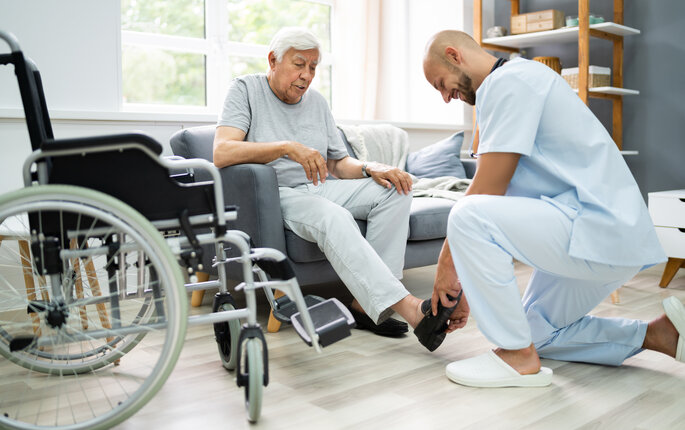 Bildet viser helsearbeider på eldrehjem