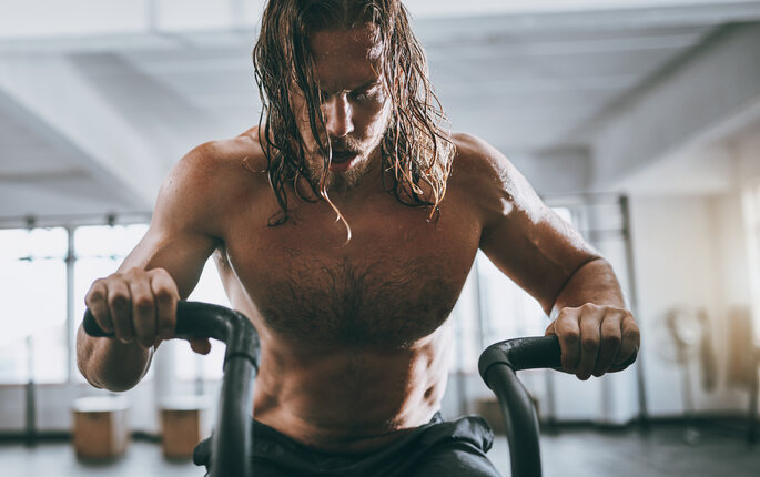 bildet viser mann som trener hardt