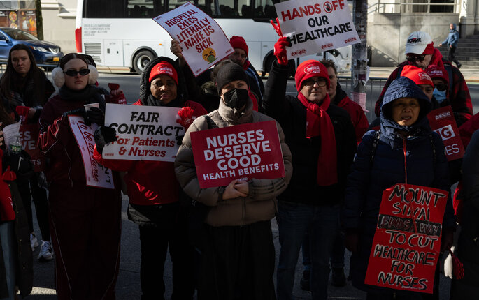 bilde av streikende sykepleiere på mount sinai sykehuset på manhatten