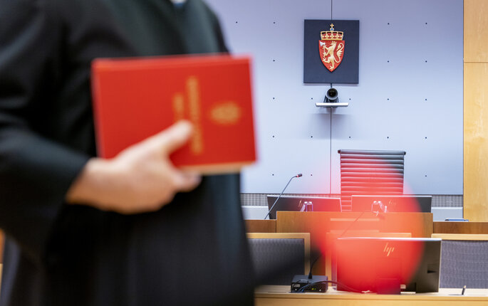 Bildet viser innsiden av en rettssal.