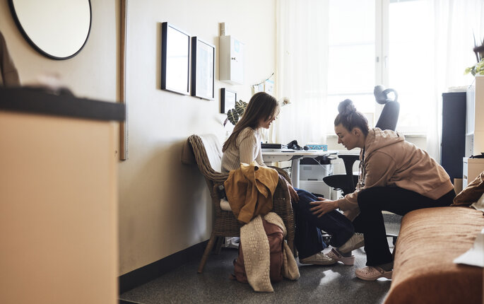 Bilet viser en helsesykepleier som undersøker en elev.