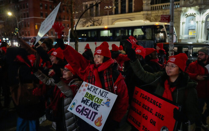 bilde av streikende sykepleiere i New York