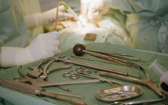 bildet viser kirurgiske iinstrumente