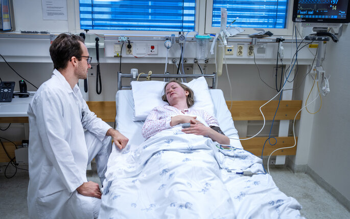 Bildet viser en lege og en pasient.