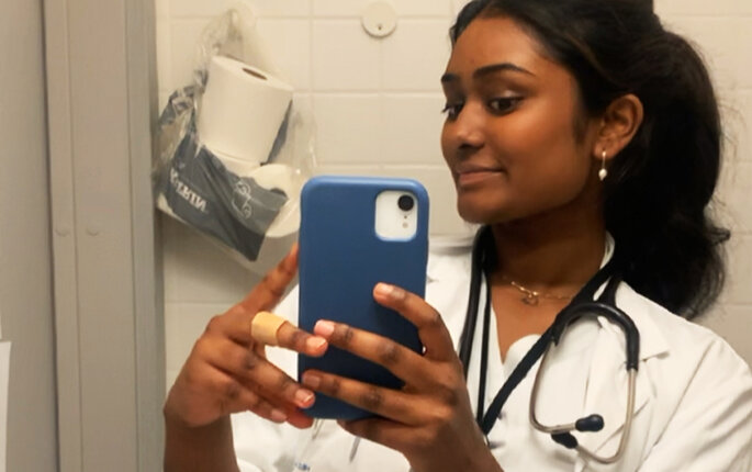 saya gajendran i uniform på jobb som pleieassistent