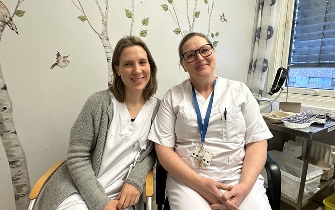 Søvnfysiolog Elise til venstre og sykepleier Gerd Helen ved søvnlabben til høyre.